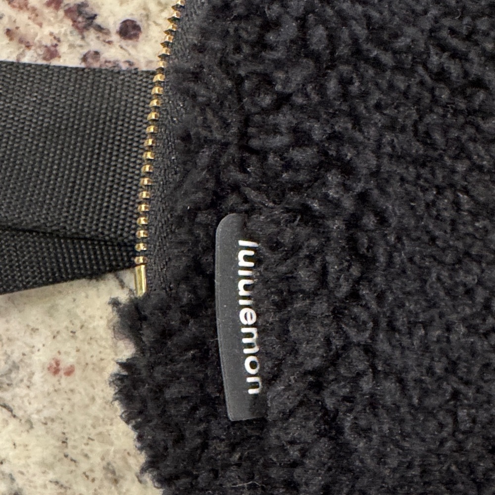 Lululemon Like New Black Sherpa Everywhere Belt Bag 1L - Picture 3 of 7